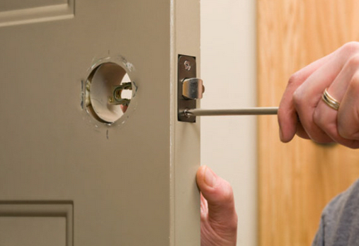 Handyman for Door Repairs: The Pros and Cons of Door Service